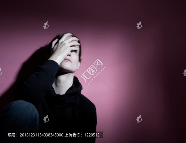 患有嚴(yán)重抑郁癥的年輕婦女