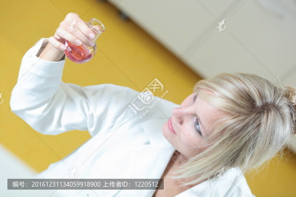 一位女研究員進(jìn)行了一項(xiàng)實(shí)驗(yàn)在實(shí)驗(yàn)室的一個(gè)特寫鏡頭（顏色色調(diào)的圖像）