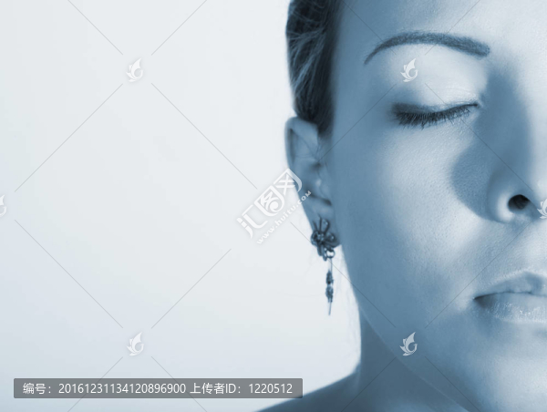 正面看女人臉。藍色