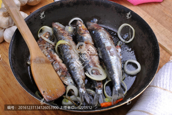 烤沙丁魚在鍋里準(zhǔn)備吃