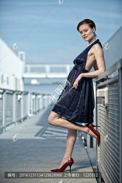 三十多歲的白人女子漂亮的黑發(fā)