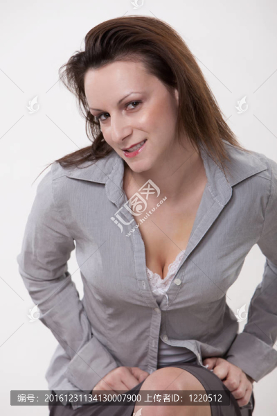 漂亮的黑發(fā)二十幾歲的白人女子
