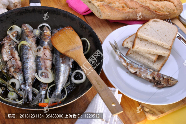 烤沙丁魚在鍋里準(zhǔn)備吃