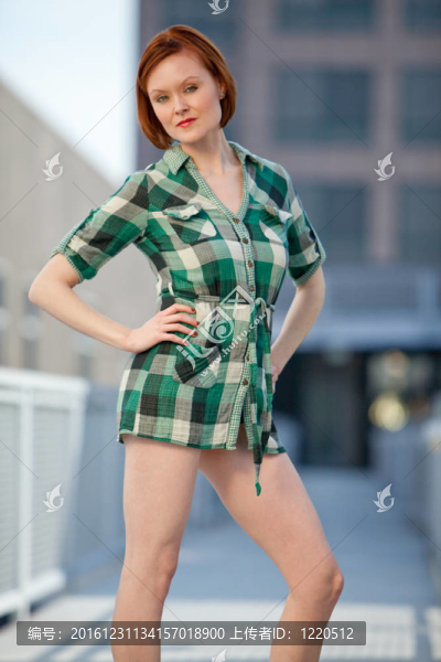 三十多歲的白人女子漂亮的黑發(fā)
