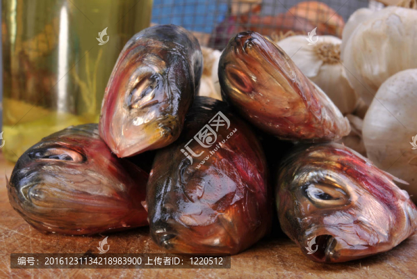 在一個(gè)木板的新鮮有機(jī)沙丁魚
