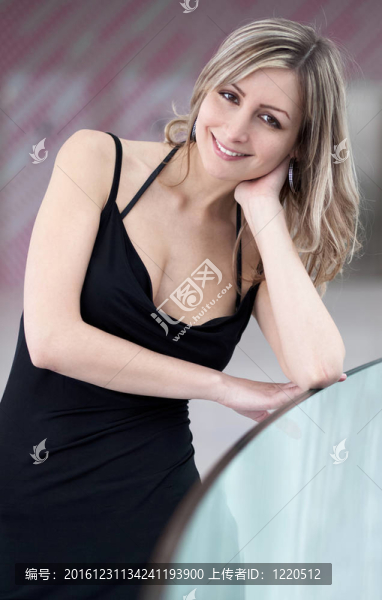 一個穿著漂亮黑色連衣裙的漂亮女人的畫像