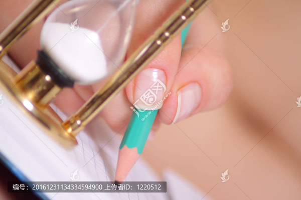 用鉛筆防女性手的沙漏玻璃鐘