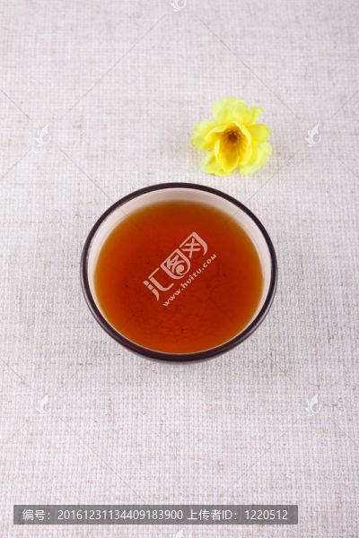 一杯黃色的茶