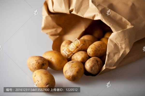 棕色紙袋里的新鮮土豆