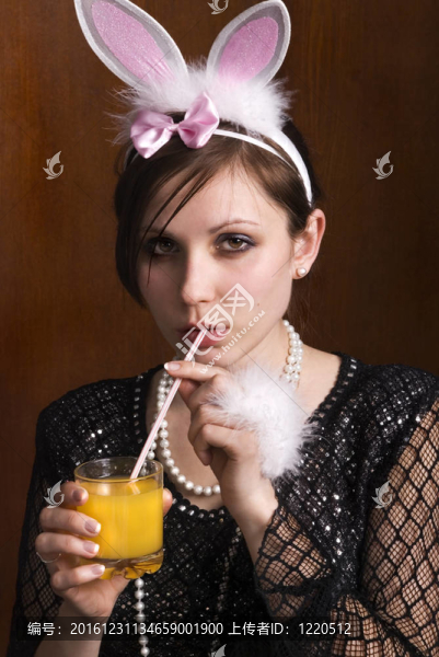 女人與雞尾酒
