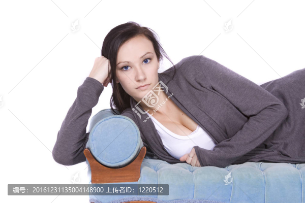 美少年在沙發(fā)上