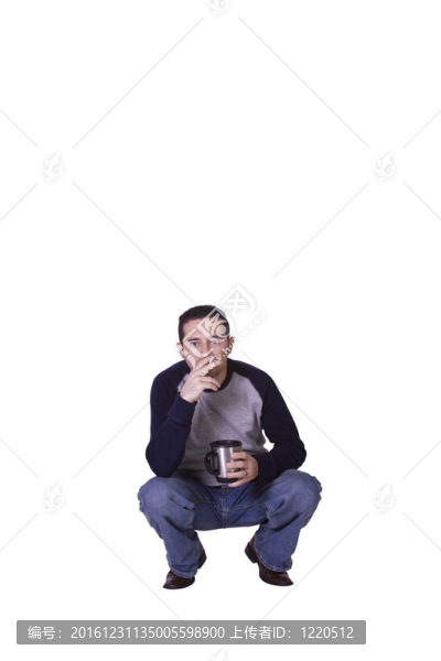 蹲在地中海男人抽煙喝咖啡