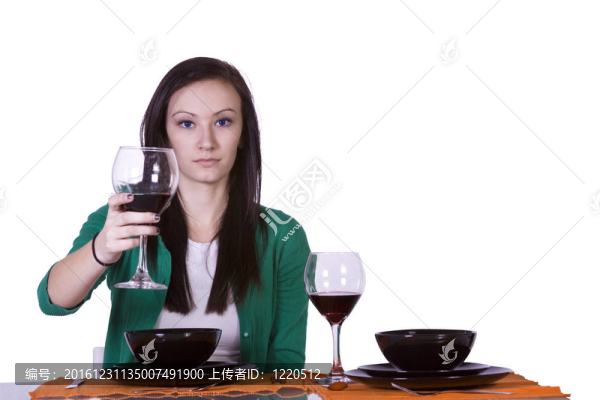 女子提高飲料到相機(jī)
