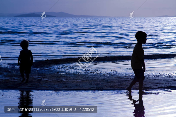 孩子們?cè)诤┥贤嫠? title=
