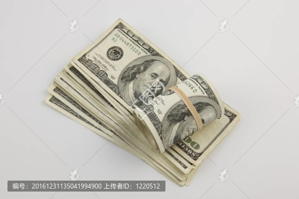 一卷和一疊美國百元鈔票