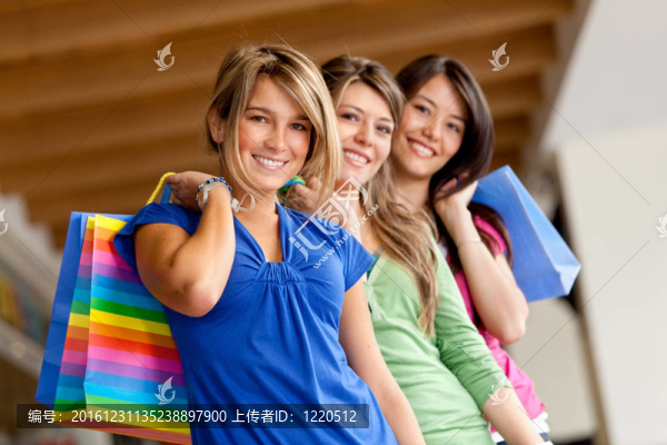 漂亮的購(gòu)物的女人