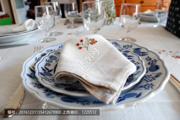 餐巾；餐具