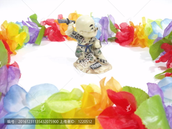 佛教在一個(gè)戰(zhàn)斗姿態(tài)包圍鮮花