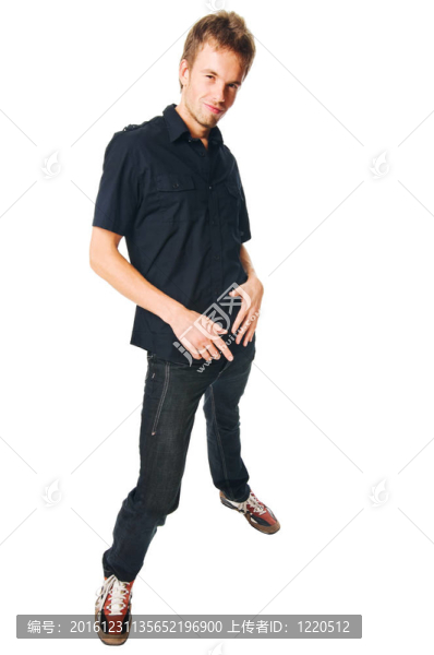 穿白色衣服的年輕人