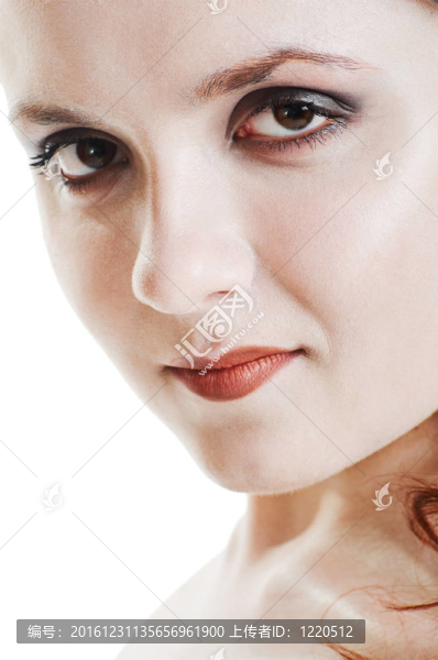 穿著白色希臘服裝的女孩