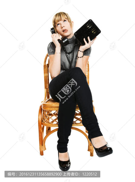 坐在椅子上的年輕女人
