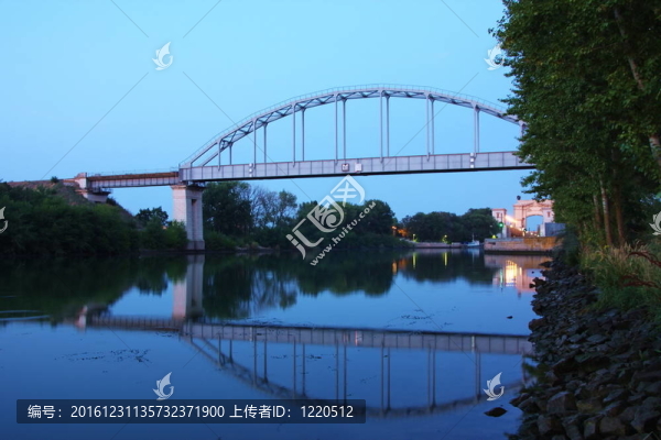 水中反射式鐵路橋