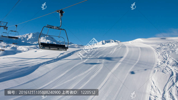 空的滑雪坡和纜車