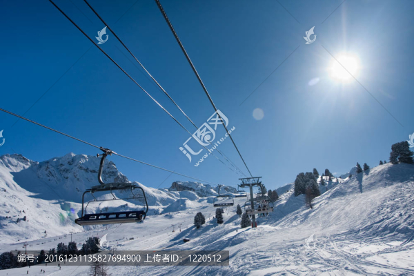 在滑雪場的纜車。起來