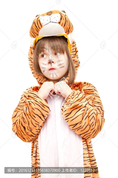 小女孩穿著白色的老虎服裝