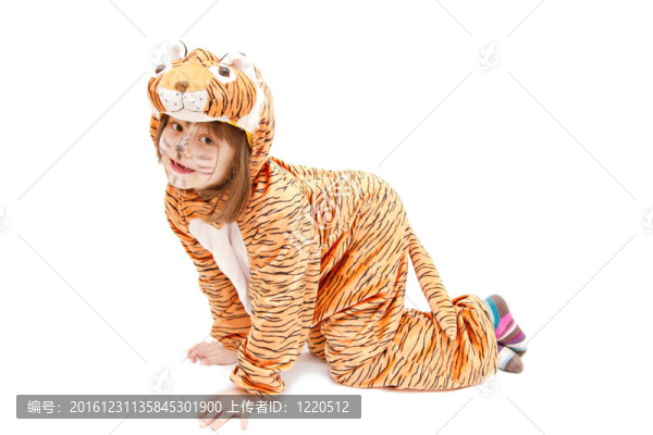 小女孩穿著白色的老虎服裝