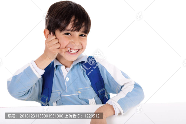 微笑的小男孩在電話里講話