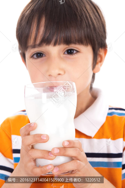 快樂(lè)孩子喝杯牛奶