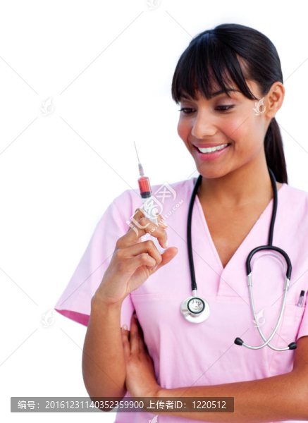 一個(gè)黑人女醫(yī)生拿著一個(gè)注射器的肖像
