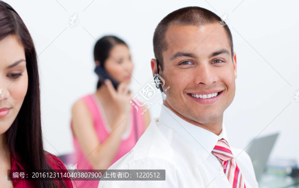 一個(gè)男人與一個(gè)免提設(shè)置和他的團(tuán)隊(duì)的肖像