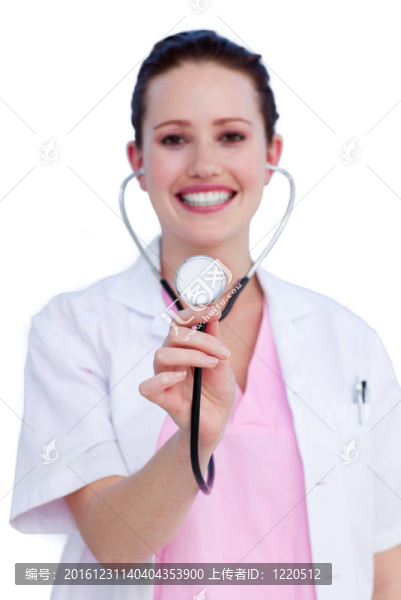 一個微笑的女醫(yī)生拿著聽診器的肖像