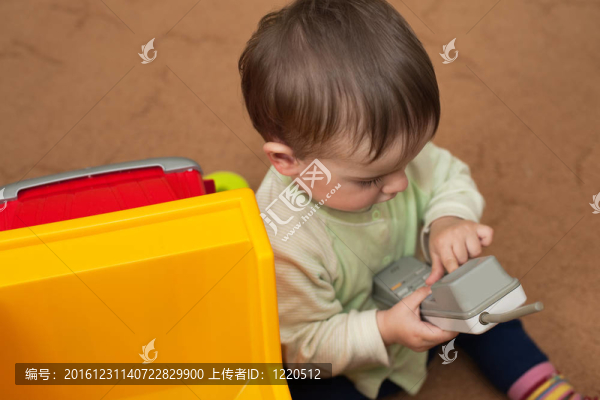 帶電話聽筒的幼兒