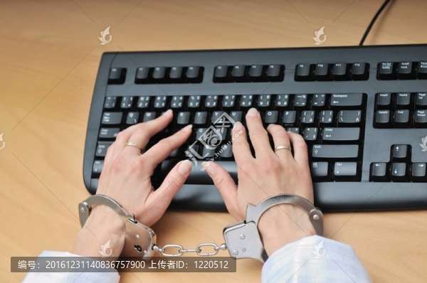 手捆銬在鍵盤