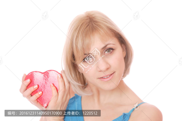 女人抱著情人節(jié)的心