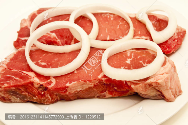 兩條白盤牛排洋蔥片