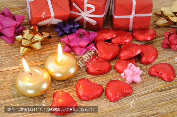 紅色和白色禮品盒與絲帶的愛