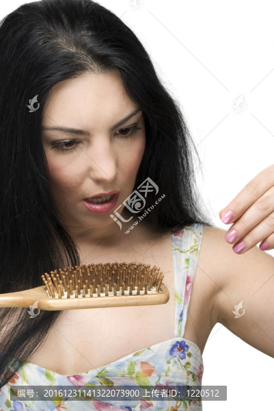 受驚的女人失去頭發(fā)的梳子