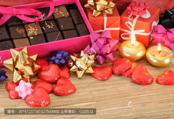 帶絲帶的紅色禮品盒