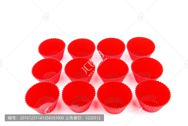 紅色塑料杯子為白色的小蛋糕