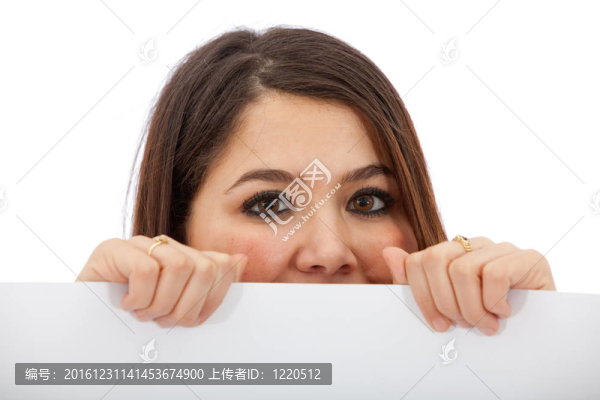 拿著旗幟的女人