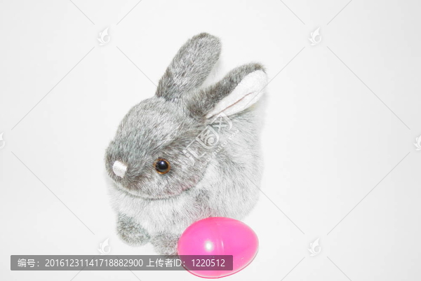 兔子和粉紅蛋在一邊