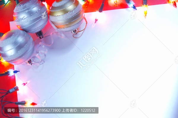 新的圣誕裝飾品的邊界與節(jié)日燈。