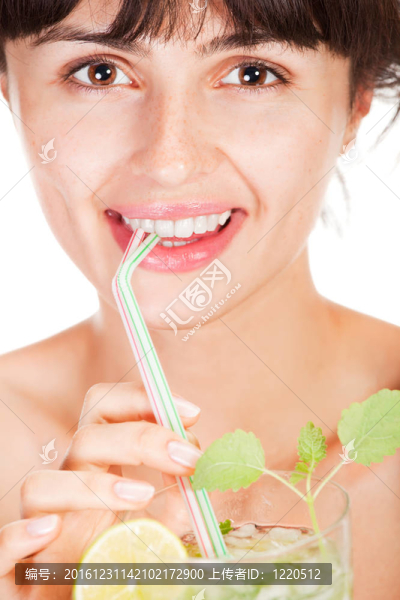 年輕性感女子雞尾酒
