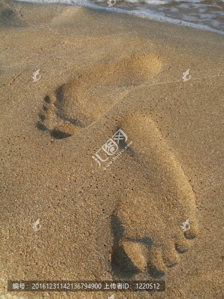 腳印在沙灘上