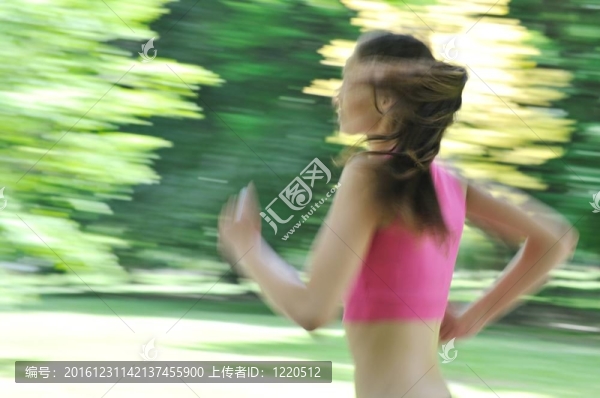 年輕女子室外跑步-運(yùn)動(dòng)模糊