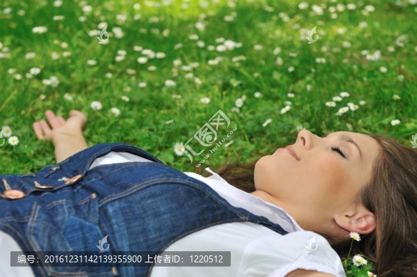 年輕女子躺在草地上用鮮花